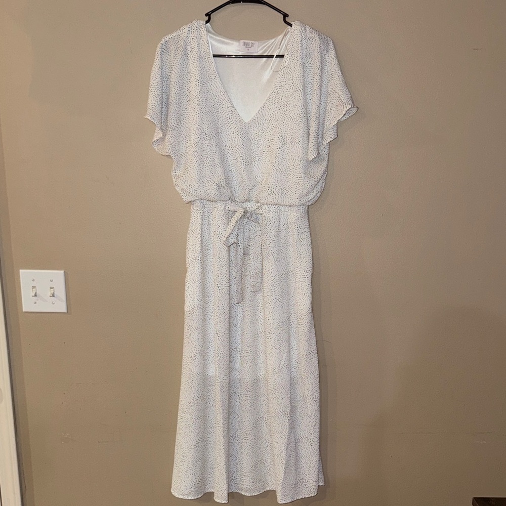 Elegant White V-Neck Dress